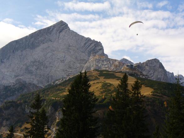 Die Alpspitze, davor der Osterfelderkopf mit der Bergstation der Alpspitzbahn.