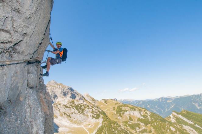 Luftig, kompakt und steil: Das alles zeichnet den Mauerläufer aus.