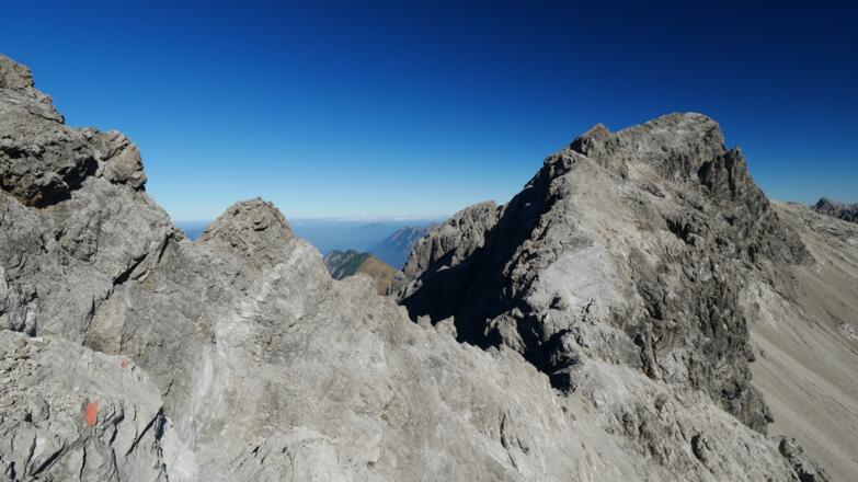 Abschnitt des Heilbronner Weges hinunter in die Socktalscharte