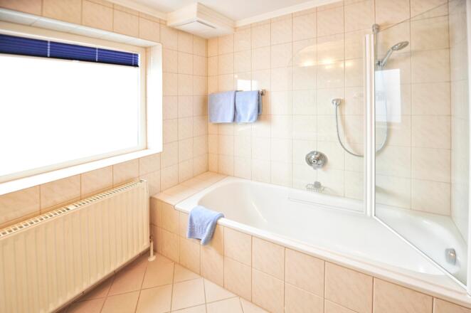 DZ 24 mit 2 Zusatzbetten Badezimmer