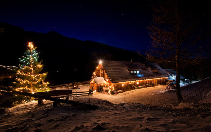 Pritzhütte im Winter mit Schnee und Weihnachtsbaum