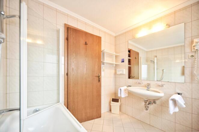 DZ 24 mit 2 Zusatzbetten Badezimmer