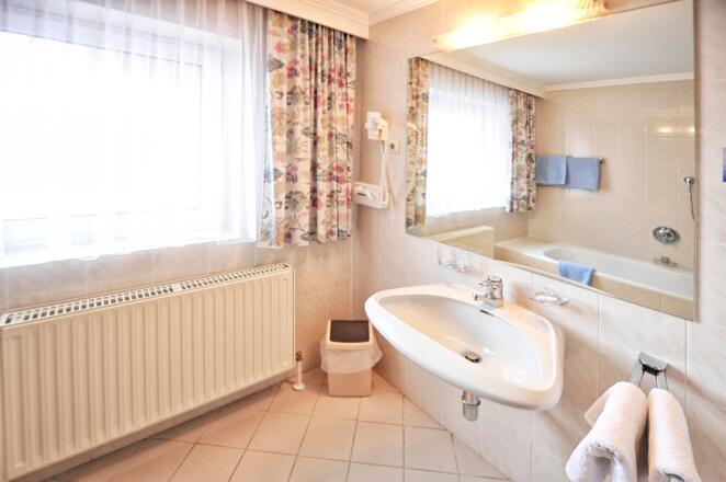 DZ 25 mit 2 Zusatzbetten Badezimmer