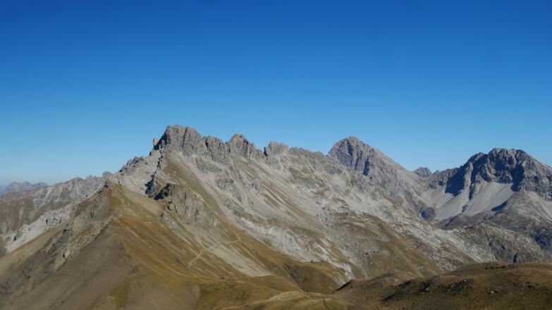 Blick vom Heilbronner Weg am Fuße der Mädelegabel nach NO hinüber zum Kratzer (links), zum Großen Krottenkopf (mittig) und zur Ramstallspitze (rechts)