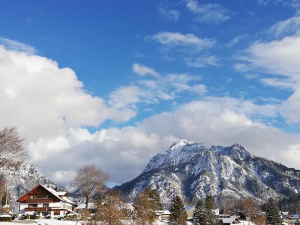 Haus mit Säuling im Winter