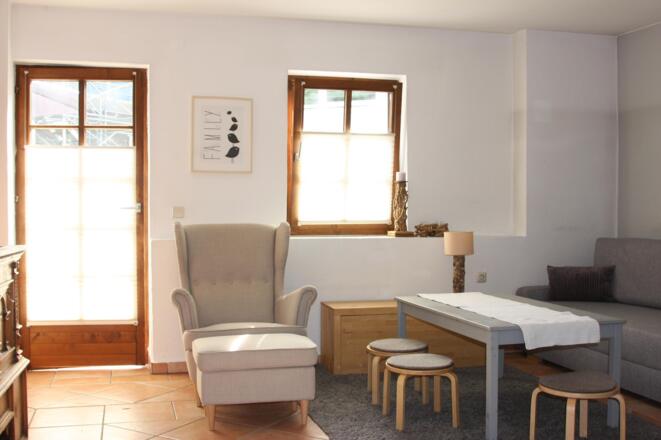 gemütlicher Sitzbereich mit Zugang zum Garten