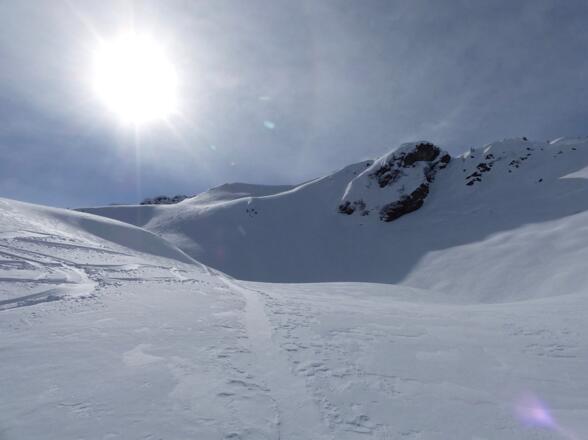 Die steile Querung ist geschafft und man erreicht die Kranzlacke, die sich im Winter unter einer dicken Schneedecke versteckt.