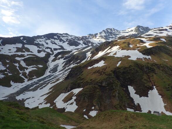 Auf der Wiesenkuppe vor dem kurzen Abstieg in den Karboden