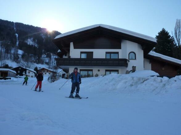 Haus mit Skifahrer