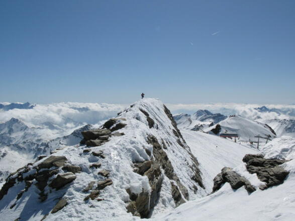 schneidiger Gipfelgrat, rechts die Baumbachspitze