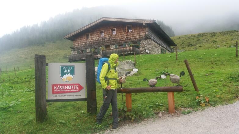 Das Kunsthandwerk vor der Wildalm lädt zum Kauf von Käse ein.
