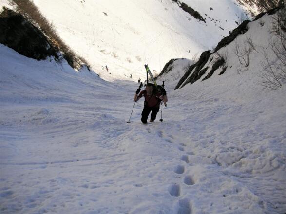 im morgendlichen Anstieg eher zu Fuß durch die Rinne