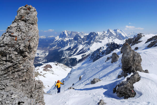Der Ausstieg aus der Flanke erfolgt bei guten Bedingungen mit Ski, manchmal aber einfacher zu Fuß.
