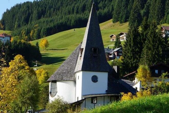 Evangelische Kreuzkirche Hirschegg Sommer