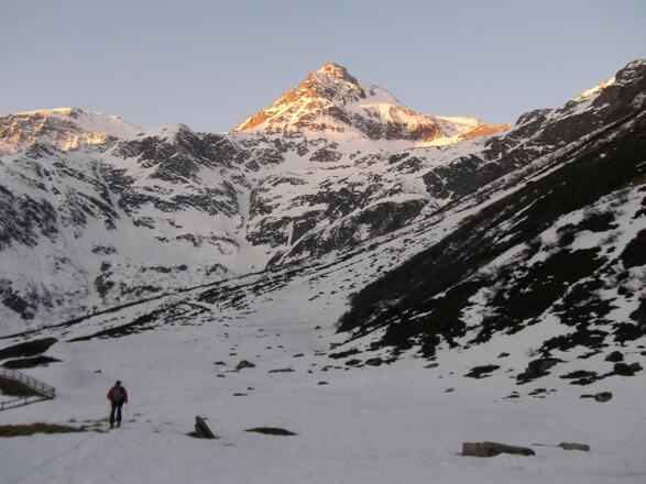 durch eine der beiden Rinnen unter dem Wasigen Kopf nach rechts ins Schlapperebenkar