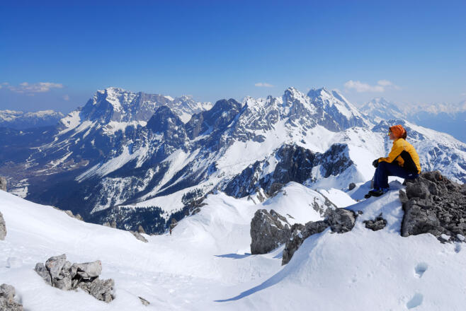 Prominentes Gegenüber: Zugspitze, Ehrwalder Sonnenspitze, Grünstein und Hohe Munde.