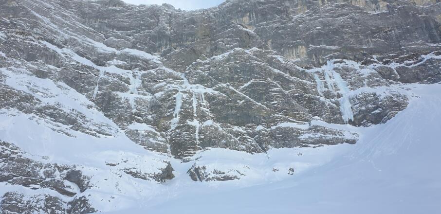 Vorbei an den Eiskletterrouten an der Nordseite der Eiskarlspitze