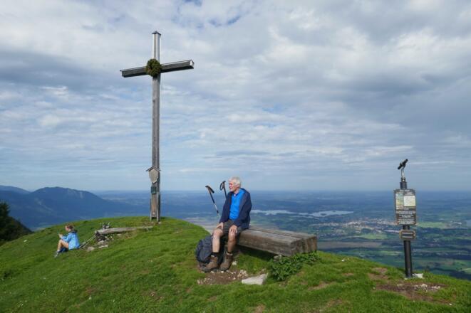 Rauheck-Gipfel mit einladender Sitzbank
