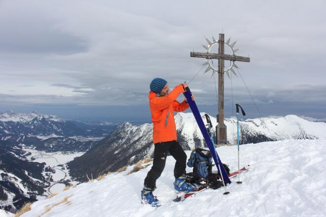Gipfelkreuz des 2225 Meter hohen Gipfels