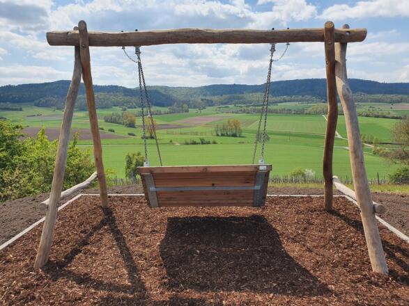 Panoramaschaukel mit Blick auf Gangolfsberg und die Knetzberge