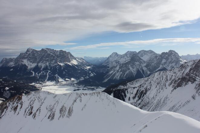 Blick vom Gipfel Richtung Ehrwald und Zugspitze