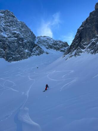 Abfahrt in teils gutem Schnee