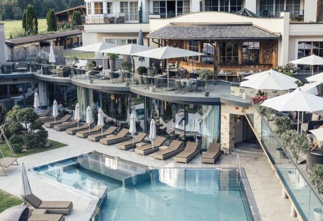Terrasse und Außenpool