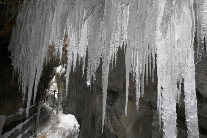 Teilweise reichen die Eiszapfen bis an den Weg heran.