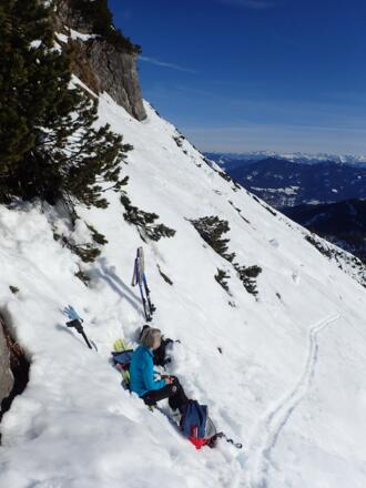 Bei sehr stabilen Schneeverhältnissen kann man die Felsen über rechts umgehen und noch weiter aufsteigen