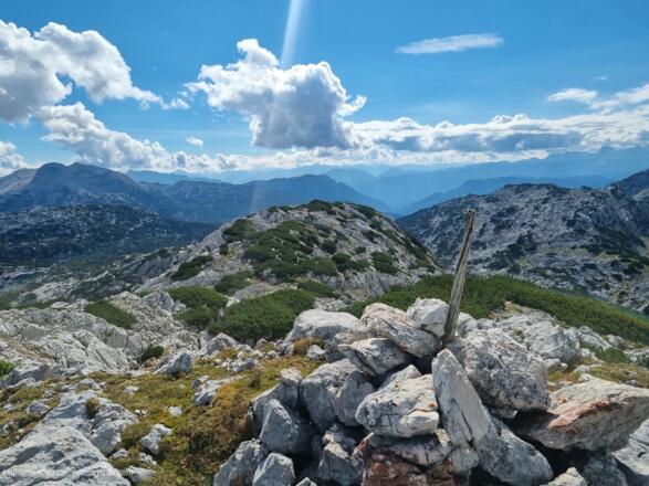 Aber jetzt bin ich am Rote Kögel mit 2035m. In der Karte gibt es noch einen zweiten Punkt mit 2017m und es sind ja Rote Kögel, also Mehrzahl. Eigentlich habe ich keine Lust mehr, aber wann werde ich wieder mal herkommen. So steig ich weiter ab Richtu