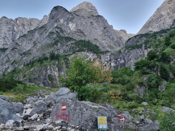 Großer Felsen mit Abzweigung nach links zum Sepp-Huber-Steig