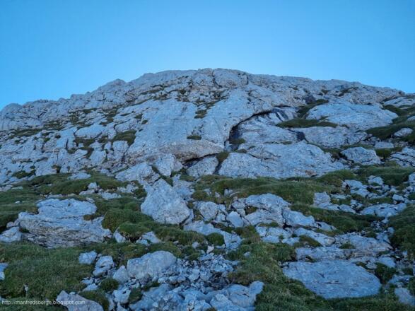 Noch wechseln sich Gras und Fels ab