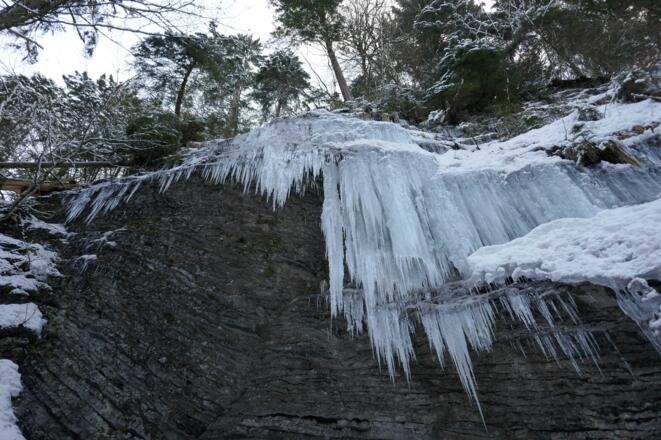 Achtung: Bei Tauwetter drohen diese Eiszapfen abzubrechen