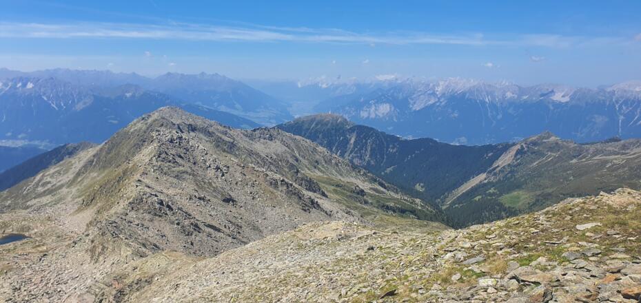 Blick von der Kreuzspitze: Wo gehts hin? ... genau nach Westen, links am Morgenkogel vorbei. (hinten rechts: Oberinntal mit Patscherkofel)
