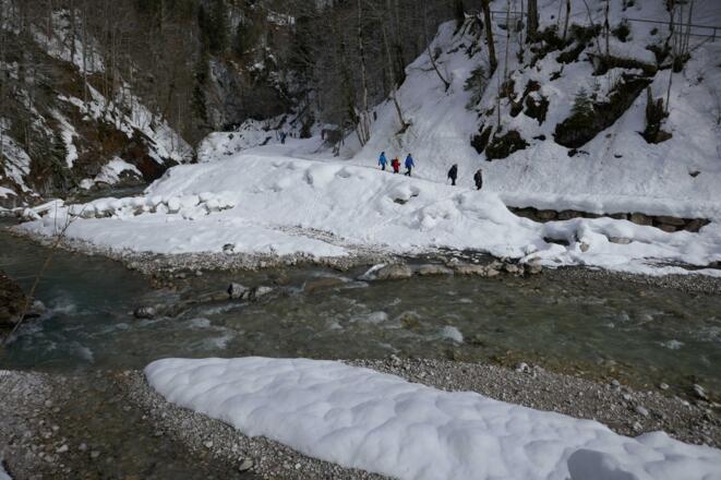 Diese Wanderer haben die Partnachklamm soeben passiert.