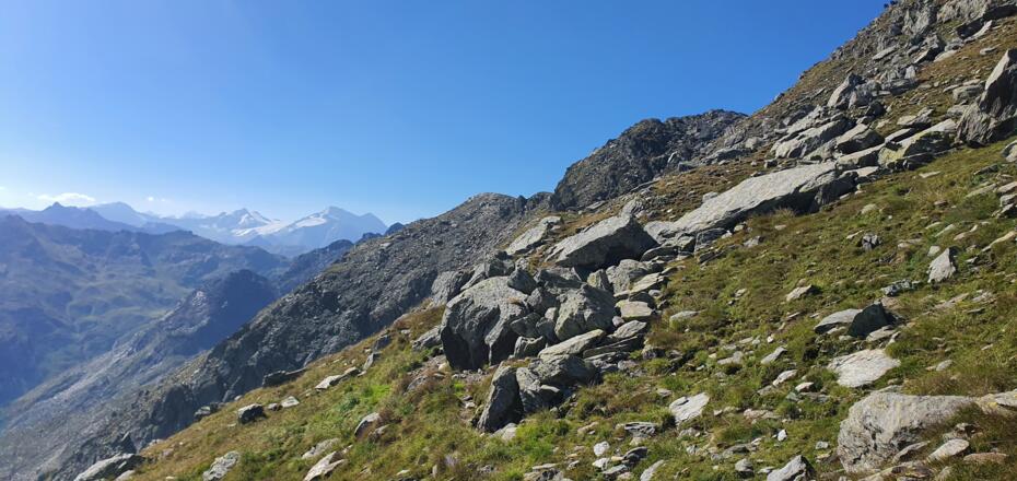 Reizvoll windet sich der Steig dem Gipfel zu. Im Hintergrund von links: Hoher Riffler - Gfrorene Wand - Olperer und der Fußstein