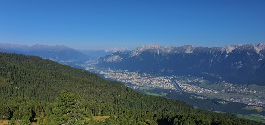 Schon nach dem Aussteigen aus der Gondel erwartet einen ein herrlicher Ausblick - hier über Innsbruck ins Oberinntal.