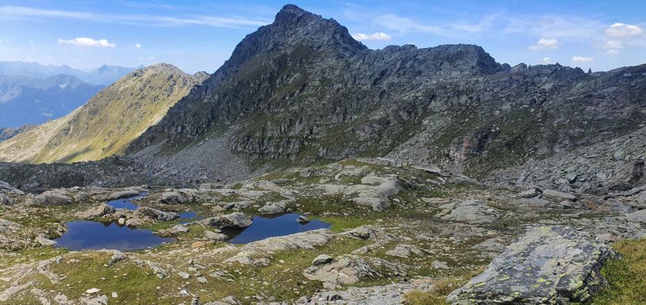 Vorbei an diesen Lacken, mit Steinmadln markiert, führt der Weg entlang der Abhänge vom Morgenkogel.