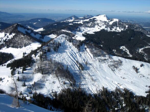 Der Blick vom Regenspitz auf den Bergalmsattel (links unten), das Bergköpfel (Bildmitte) und das Wieserhörndl rechts dahinter.
