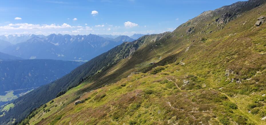 In Bildmitte die unbewirtschaftete Kellerhütte und der kurze Gegenanstieg zum Überfallgründl. (hinten die Kalkkögel)