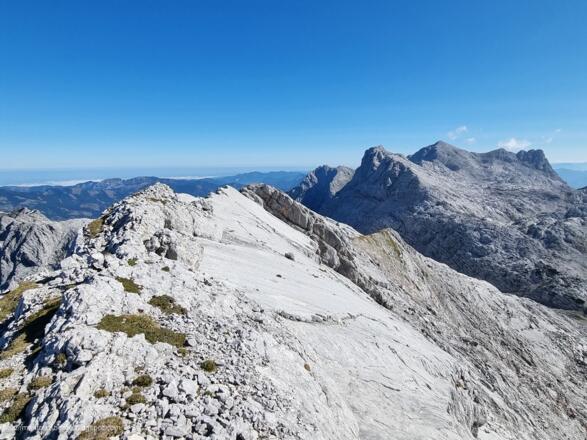 Die steilen Platten am Ostgrat