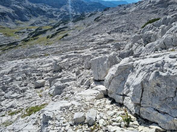 Ich sehe schon zum Wanderweg, habe aber doch noch ein gutes Stück dorthin. Ich versuche abzukürzen, um nicht zu viel absteigen zu müssen