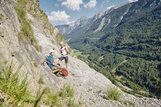 Pause_mit_Blick_ins_Tal_am_Klettersteig_Fallbach_i