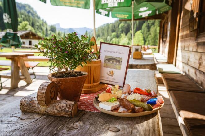 Brotzeit an der Schwarzachen Alm