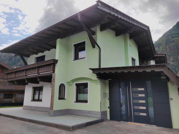Das Haus von der Straße betrachtet