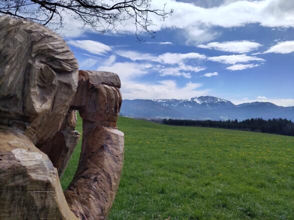 Skulptur von Oliver Kugel mit Blick auf die Benediktenwand