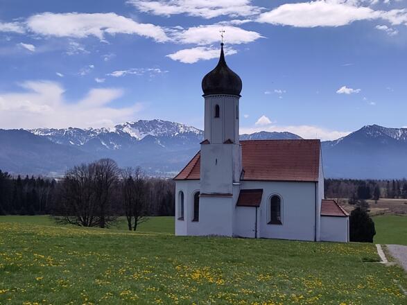St. Johannisrain bei Penzberg vor der Benediktenwand