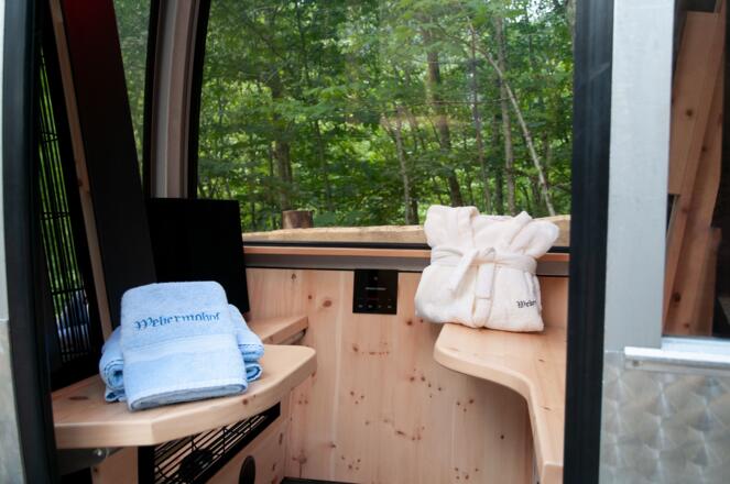 Infrarot-Sauna-Gondel im exklusiven Wellnessgarten am Almhaus Webermohof