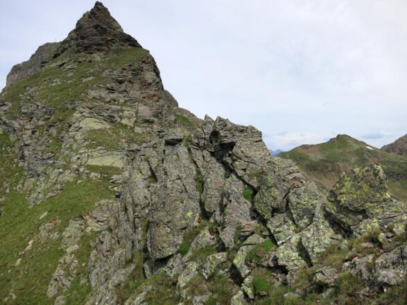 Die rote Pyramide wird links umgangen.