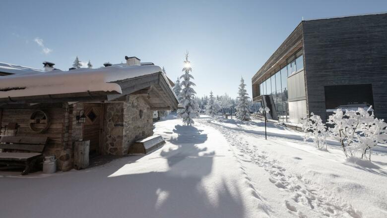 INNs HOLZ Hotel | Blick auf Vitaloase und Chalets
